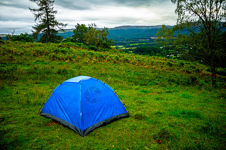 帐篷搭野外图片