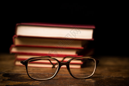 木头表的书眼镜图片