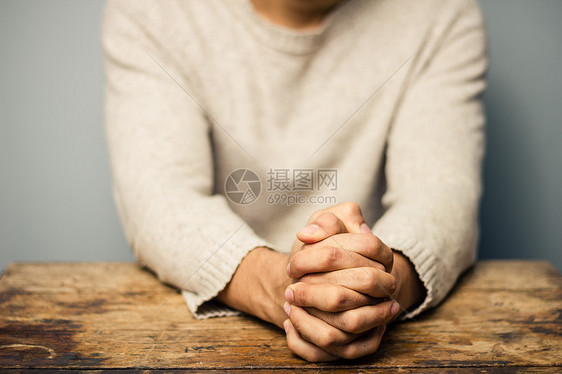 双手交叉祈祷的人图片