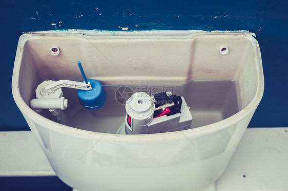 家庭浴室里的马桶水箱图片
