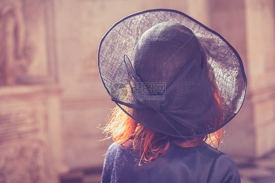 个戴帽子的女人正座古老的大教堂里走来走图片