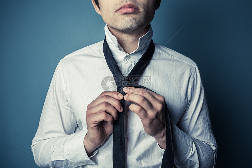 个轻人正展示如何系领带高清图片下载 正版图片 摄图网