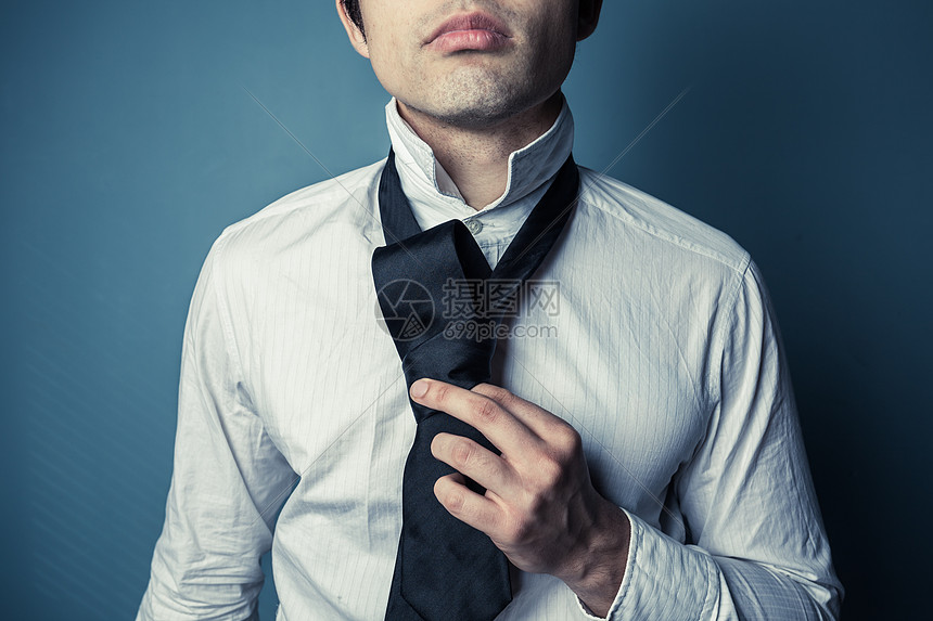 个轻人正展示如何系领带高清图片下载 正版图片 摄图网