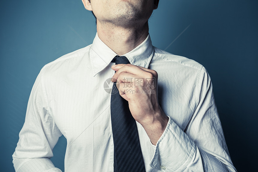 个轻人正展示如何系领带高清图片下载 正版图片 摄图网