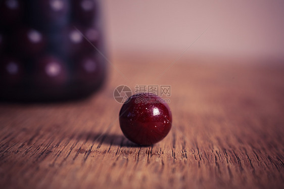 木制桌子上的糖涂层球图片