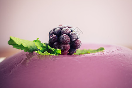特写紫色果冻布丁上,黑莓薄荷叶图片