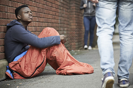 街头睡袋里的无家可归的十几岁男孩图片