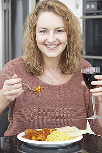 女人吃外卖咖喱喝葡萄酒图片