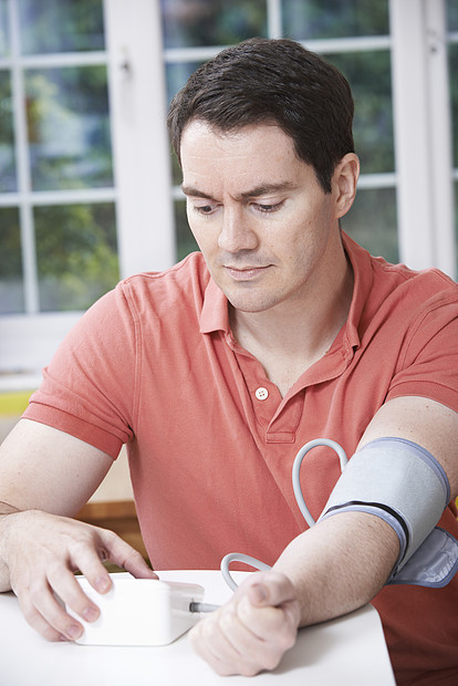 家测量血压的男人图片