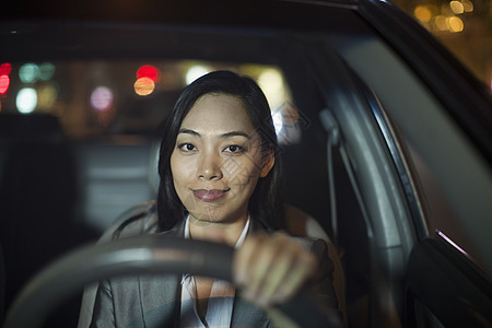 女商人开着车图片