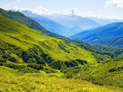 高加索山脉高山草地的山地全景图图片