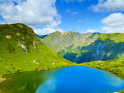 高加索山脉个大湖的景观图片