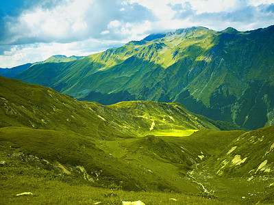 高加索山脉高山草地的山地全景图图片