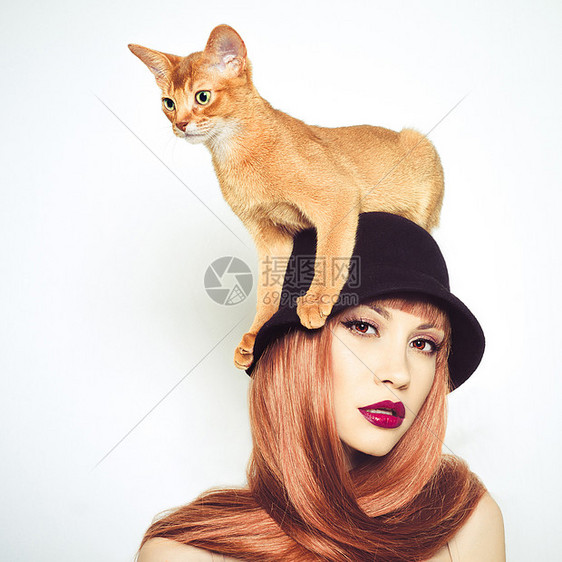 时尚照片优雅的女士与深渊猫图片