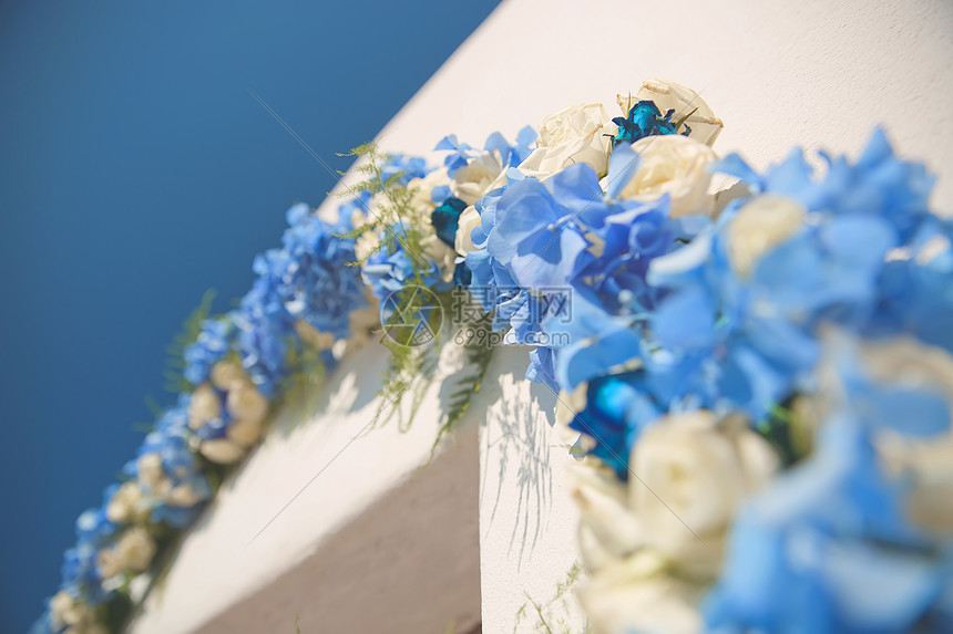 白色蓝色的婚礼配件图片