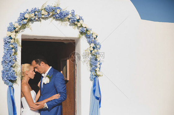 教堂门口新郎新娘的艺术照片时尚婚礼图片