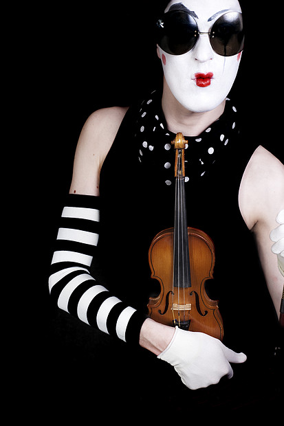 黑色背景上小提琴太阳镜的哑剧