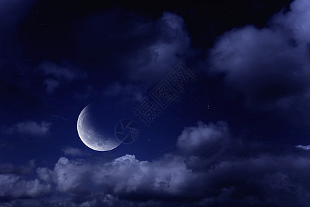 夜空中月亮的夜景图片
