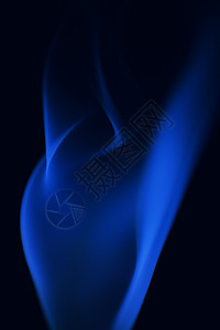 黑色背景上抽象的蓝色烟雾图片
