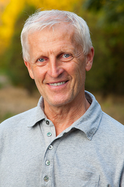 白发老人快乐脸的特写肖像户外