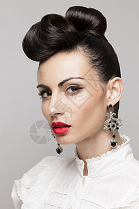 特写时尚黑发模特的肖像更新,老式配件化妆发型红嘴唇,大耳环图片