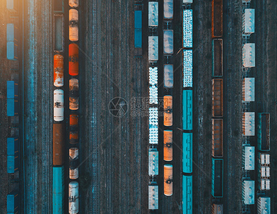 彩色货运列车的鸟瞰图火车站彩色货运列车的鸟瞰图货物列车铁路上货物的货车重工业工业场景与火车图片