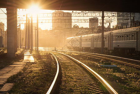 日落时红绿灯铁路移动火车的美丽景色火车站五颜六色的工业景观,铁路站台,信号量,火车黄色阳光铁路背景图片