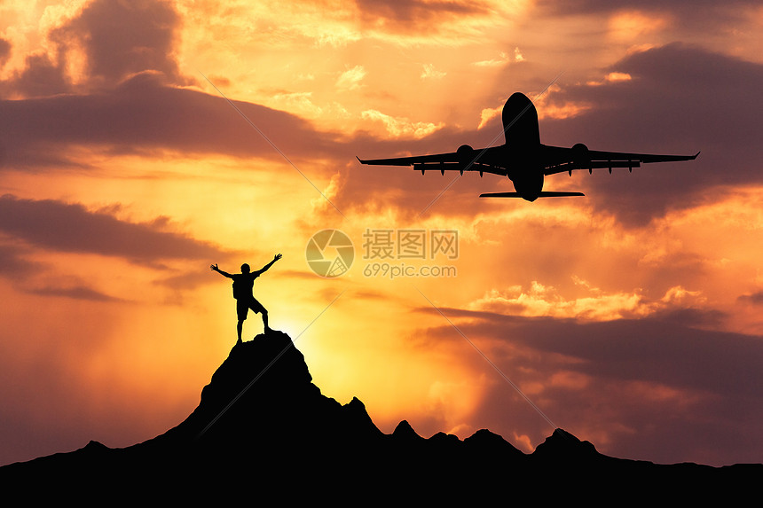 个站立的快乐男人的飞机轮廓日落时飞机站立的快乐的人的轮廓举的手臂