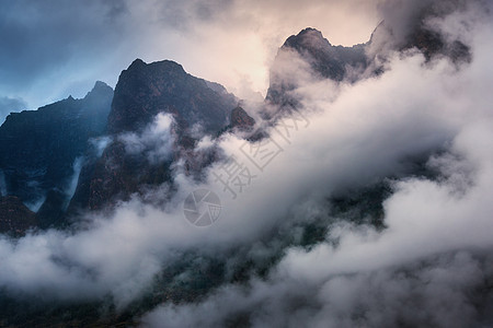 尼泊尔阴云密布的傍晚,群山雄伟的景象风景与美丽的高岩石戏剧的多云天空日落自然背景仙女的场景黄昏时令人惊叹的图片