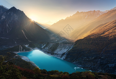 尼泊尔日出时,山谷湖中青绿色的水雄伟的景观,高山,湖泊,轻盈的山丘,岩石,阳光天空阳光明媚的早晨旅行图片