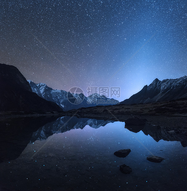 尼泊尔的星空之夜神奇的夜景与山湖景观与高岩石与雪峰天空与星星反射水尼泊尔喜马拉雅山旅行太空背景图片