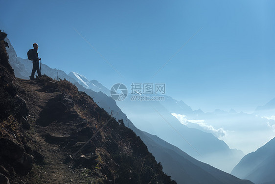 站山上看着山谷的轻女人风景与运动女孩,道路,山,蓝天与低云尼泊尔日出生活方式,旅行喜马拉雅山徒步旅行图片