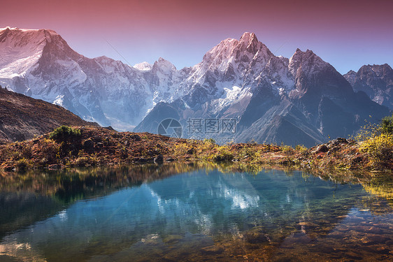 美丽的风景与高山积雪覆盖的山峰,天空反射湖泊中日出时水中反射的山谷尼泊尔喜马拉雅山脉的惊人景象自然日出时图片