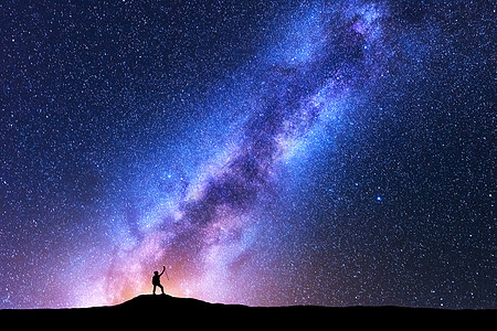 夜晚,快乐的女人的剪影,紫色的银河上跋涉太空背景风景与女孩山上,明亮的银河,天空与星星星系旅行星空背景图片