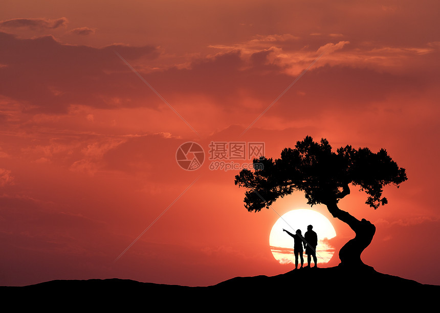 太阳背景下弯曲的树下的人山上站立的夫妇的剪影,日落时树木五颜六色的红色天空上云晚上美丽的风景旅行图片