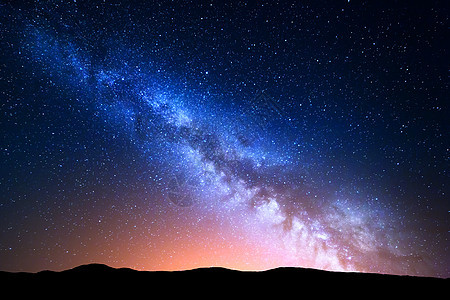 夜风景与五颜六色的银河灯光山上夏天小山的星空美丽的宇宙太空背景图片