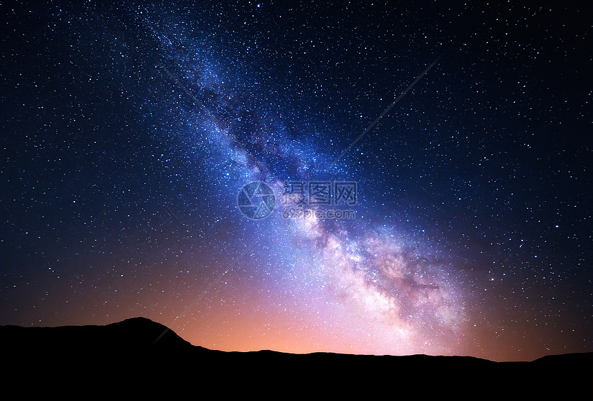 夜风景与五颜六色的银河灯光山上夏天岩石的星空美丽的宇宙图片