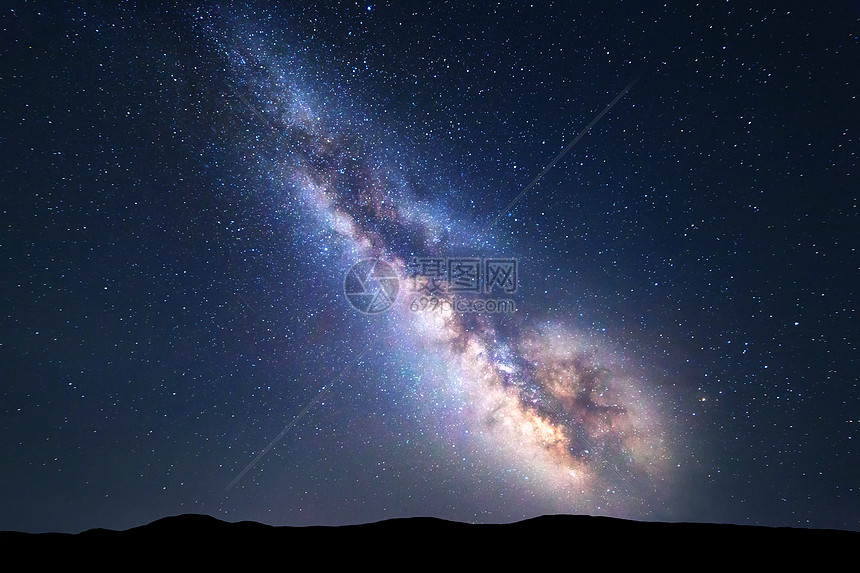 银河系五颜六色的夜景,明亮的银河,星空山丘夏天太空背景惊人的天体摄影美丽的宇宙旅行图片