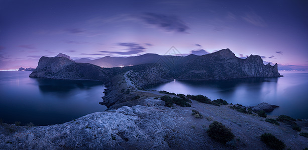 夜间景观山海星空城市灯光克里米亚的黄昏,岩石的景色令人惊叹图片