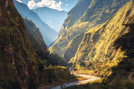 美丽的风景与高高的喜马拉雅山脉,美丽的弯曲的河流,绿色的森林,蓝天与云阳光尼泊尔秋天山谷喜马拉雅山旅行自图片