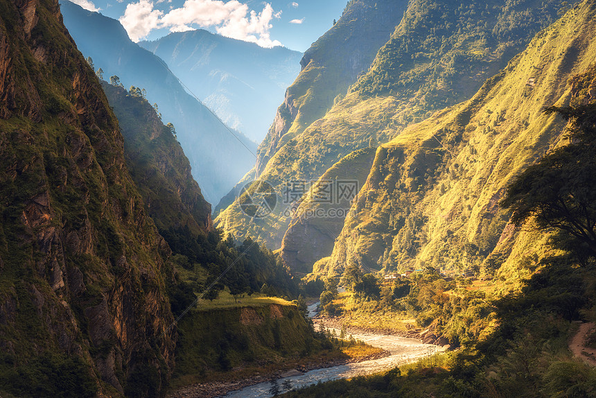 美丽的风景与高高的喜马拉雅山脉,美丽的弯曲的河流,绿色的森林,蓝天与云阳光尼泊尔秋天山谷喜马拉雅山旅行自图片
