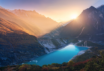 尼泊尔日落时蓝色水的山脉湖泊雄伟的景观,高山,湖泊,轻盈的山丘,岩石,阳光蓝天阳光明媚的夜晚旅行自然图片
