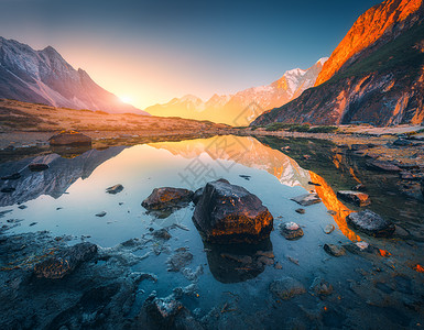 美丽的风景高山,明亮的山峰,山湖里石头,日出时倒影,蓝天阳光尼泊尔喜马拉雅山脉的惊人景象喜马拉雅山图片