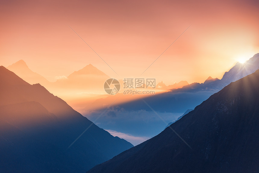 尼泊尔五颜六色的日出时,群山低云的轮廓的雄伟景象风景雪山的山峰,美丽的天空阳光岩石阳光自然背景图片