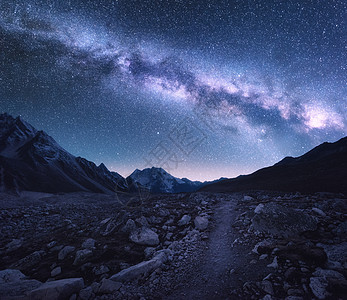 银河山脉尼泊尔夜晚山星空的奇妙景色带着星星穿过山谷天空喜马拉雅山明亮的银河夜景图片