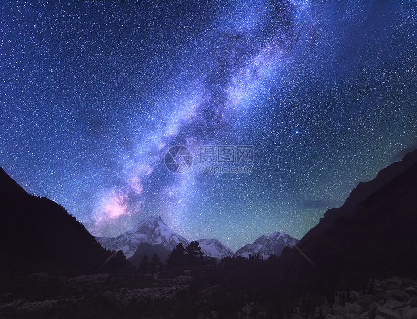 银河系令人惊奇的场景与喜马拉雅山脉星空夜间尼泊尔高高的岩石,雪峰,天空中星星玛纳斯鲁,喜马拉雅山图片