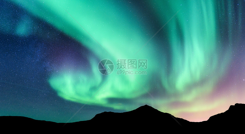 北极光山脉的轮廓挪威洛福腾群岛极光绿色紫色的北极光天空星星北极光夜间景观与极光,蓝天自然背景图片
