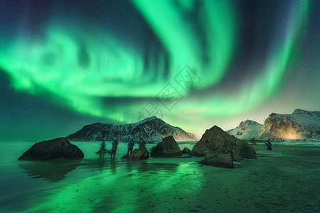 绿色北极光摄影师极光挪威洛福滕岛的北极光极地灯光的星空夜间景观极光,海洋,人,石头,沙滩山脉图片