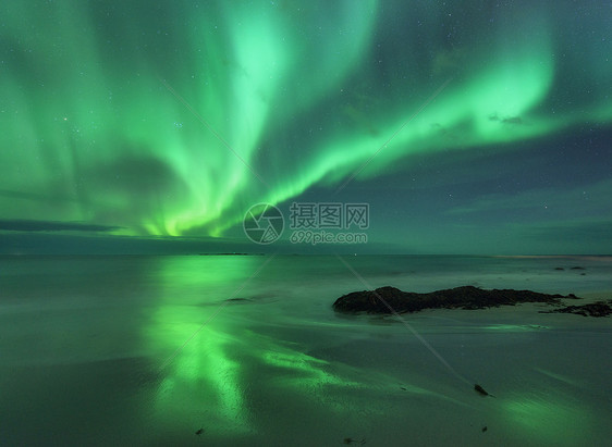 海上的极光挪威洛福滕岛的北极光极地灯光的星空夜间景观与极光,海洋与模糊的水天空反射,石头,沙滩北极极光图片