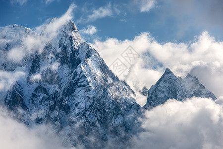 庄严的场景与山脉与雪峰云尼泊尔美丽的高岩石戏剧的多云天空阳光明媚的日子自然背景古董神奇的喜马拉雅山图片